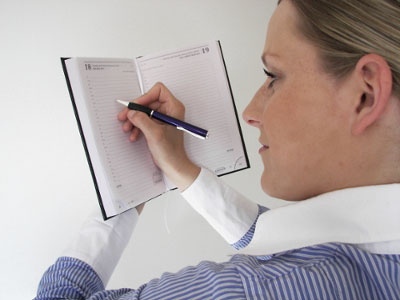 mulher-tirar-notas Plano close-up de mulher a tirar notas num bloco