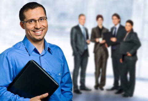 Homem com pasta e pessoas no fundo