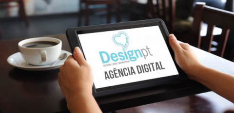 Mãos num computador tablet