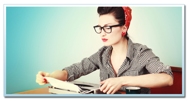 Mulher a escrever em máquina de escrever