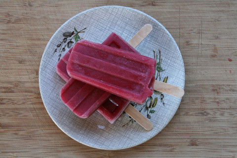 gelado de framboesa num prato