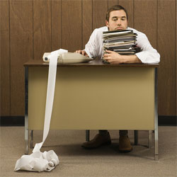 Homem em secretário com dossiers